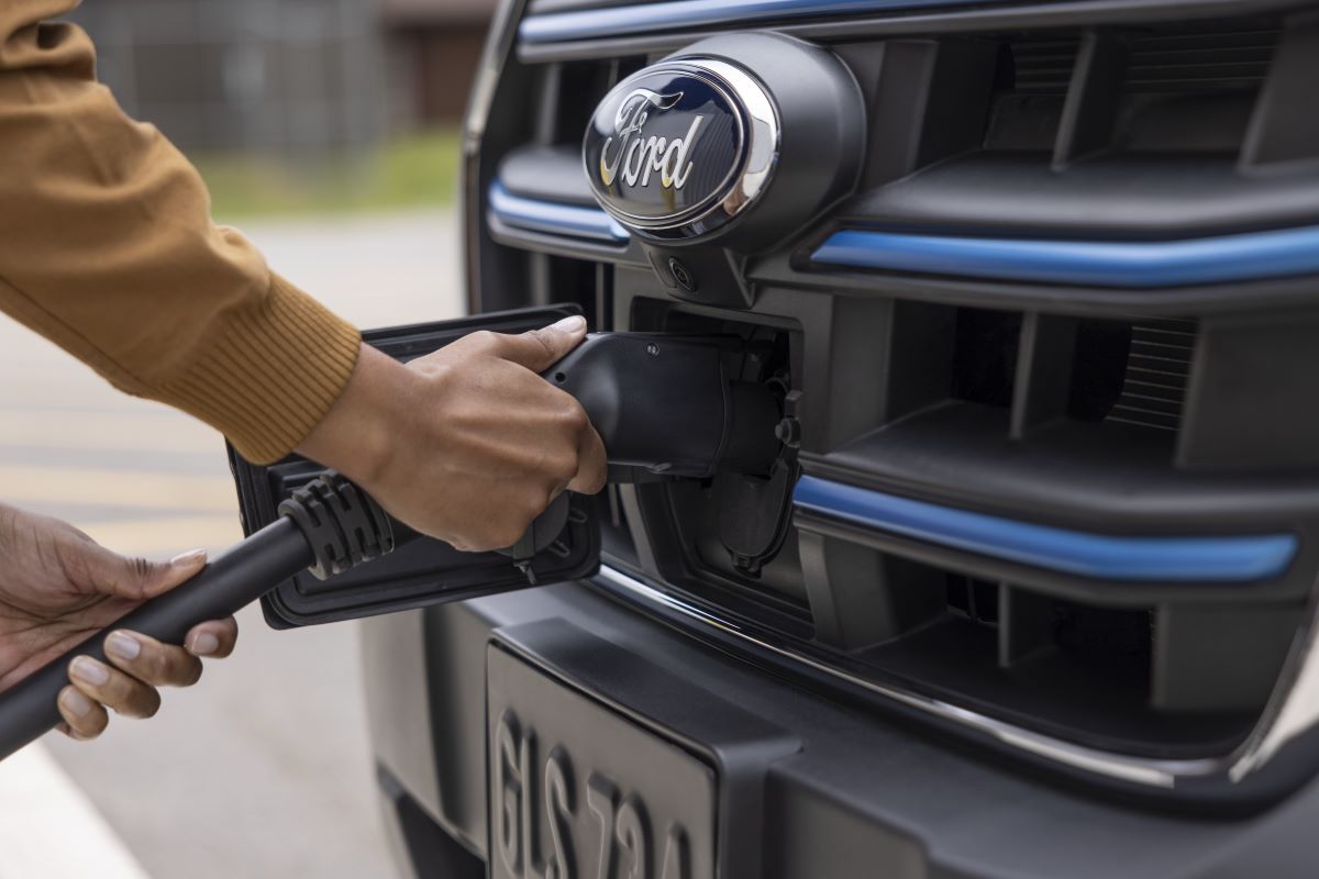Ford Pro, lanza de cortesía, cargadores de vehículos eléctricos para empresas de California