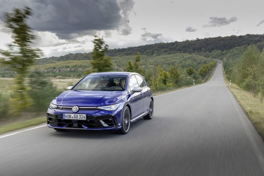 Volkswagen da a conocer el precio oficial de sus renovados Golf GTI y Golf R del 2025