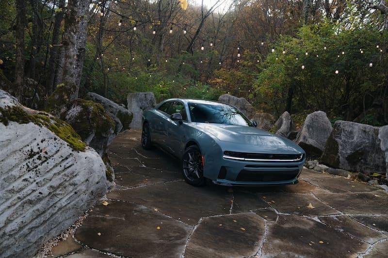 Dodge presenta un nuevo color azul de matices fríos para el Charger 2026