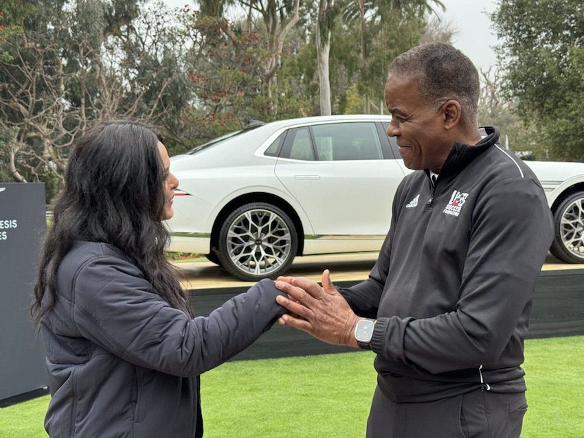 Claudia Márquez recibe el saludo de Ed Foster-Simeon