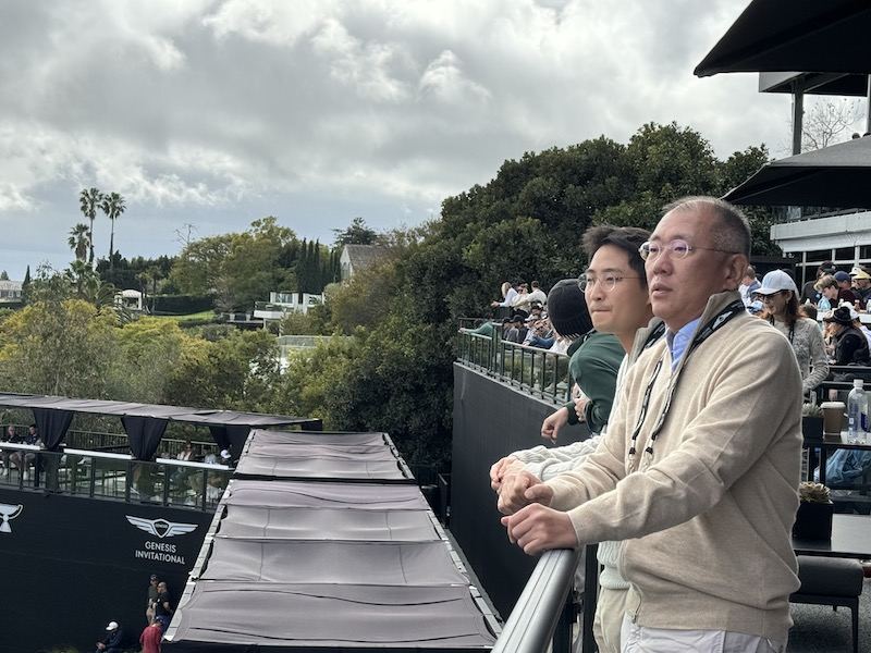 La plana mayor presente. El Genesis Invitational es muy importante. Executive Chair Euisun Chung disfruta del ultimo hoyo desde el SkyBox.