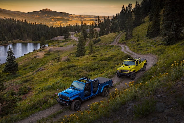 2024 Jeep® Gladiator Mojave X (left) and 2024 Jeep® Gladiator Rubicon X