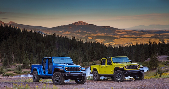 2024 Jeep® Gladiator Mojave X (left) and 2024 Jeep® Gladiator Rubicon X
