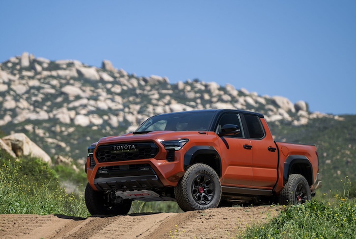 Toyota Tacoma i-Force Max TRD Pro en Terra con techo negro