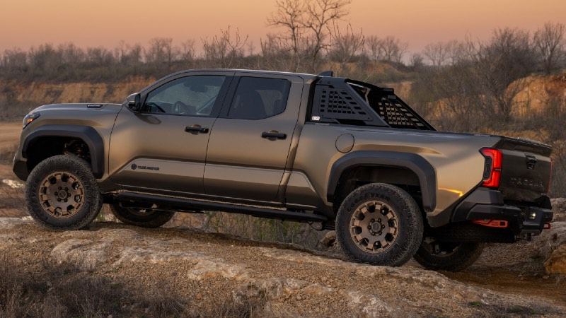 Toyota Tacoma i-Force Max Trailhunter caja larga en Bronze Oxide
