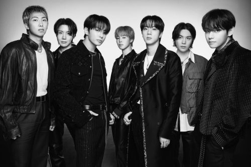 Fotografía oficial en blanco y negro de BTS tomada durante su presentación en The Tonight Show 2026.